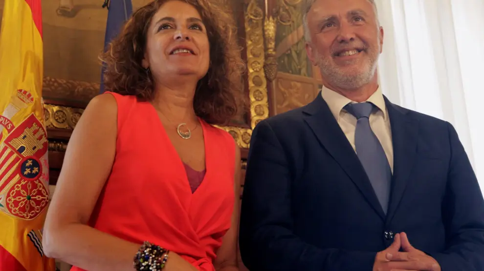 La ministra de Hacienda en funciones, María Jesús Montero, junto al presidente de Canarias.