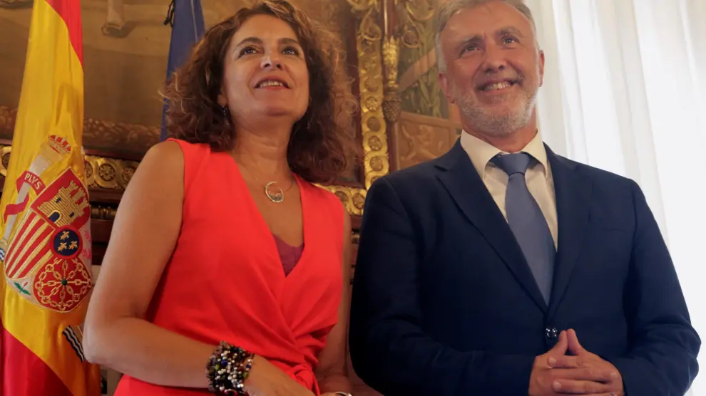 La ministra de Hacienda en funciones, María Jesús Montero, junto al presidente de Canarias.