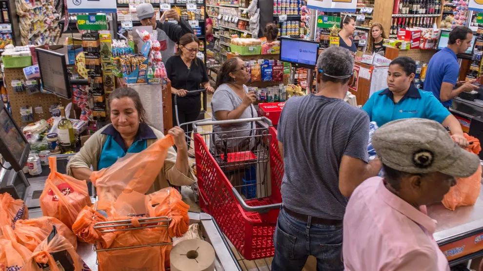 Los habitantes de Florida se abastecen en los supermercados ante la llegada de Dorian