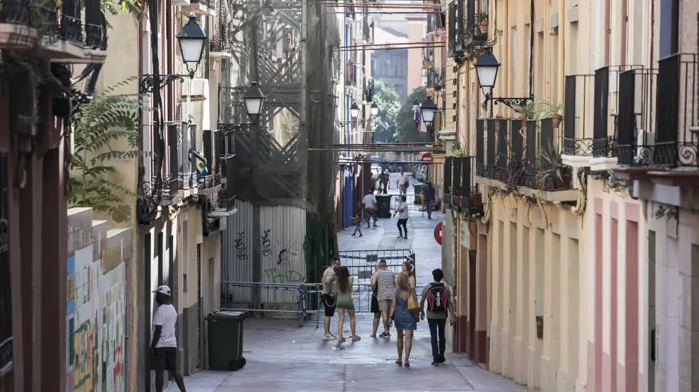 La calle de Pignatelli, a la altura del andamio que impide el paso de los Bomberos.