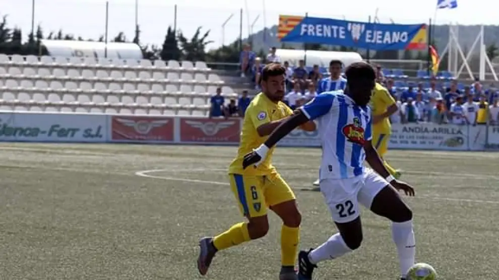 Ronald, futbolista de la SD Ejea, en un partido contra el Orihuela.
