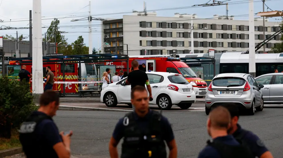 Un muerto y ocho heridos en un ataque con cuchillo cerca de Lyon.