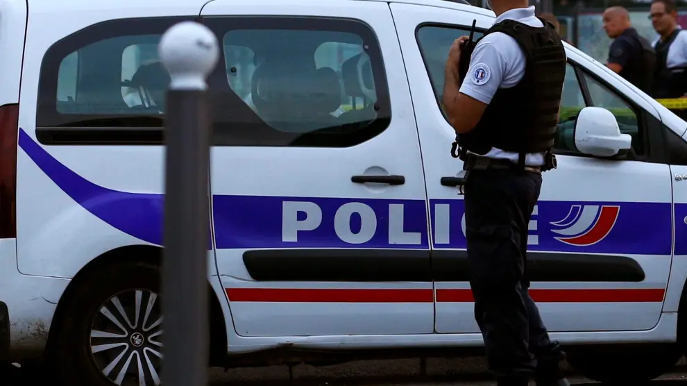 Dispositivo desplegado por la policía francesa tras el ataque con cuchillo cerca de Lyon.