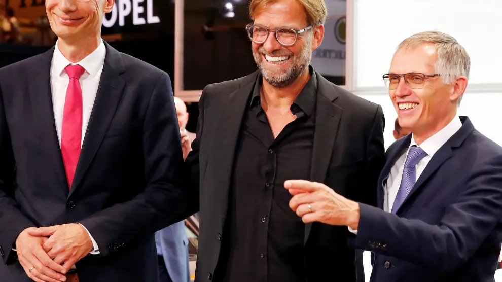Michael Lohscheller, CEO de Opel; Jurgen Klopp, entrenador del Liverpool y Carlos Tavares, director ejecutivo del grupo PSA, este martes en Fráncfort.