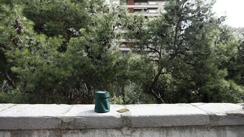 Aparece una urna funeraria abandonada en el centro de Zaragoza.