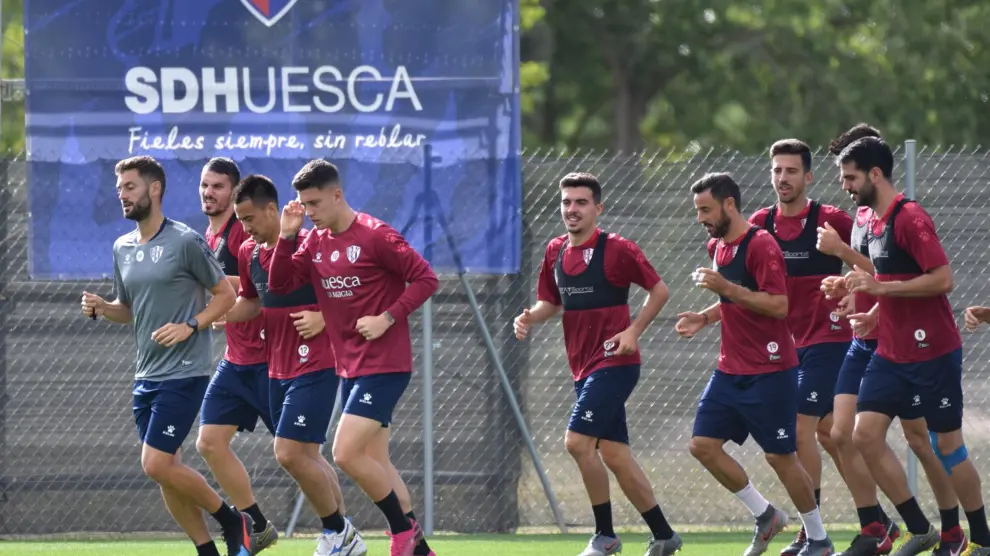Los jugadores de la SD Huesca, en el entrenamiento de este domingo.
