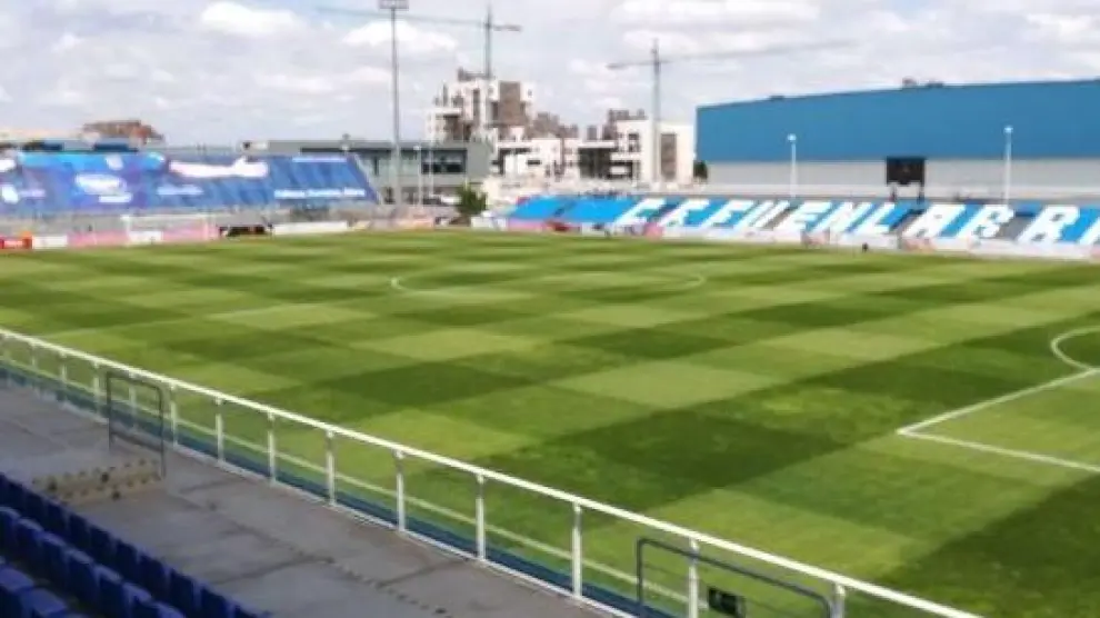 Vista del pequeño estadio Fernando Torres de Fuenlabrada, desde la tribuna principal, lugar donde jugará por primera vez en su historia el Real Zaragoza este miércoles.