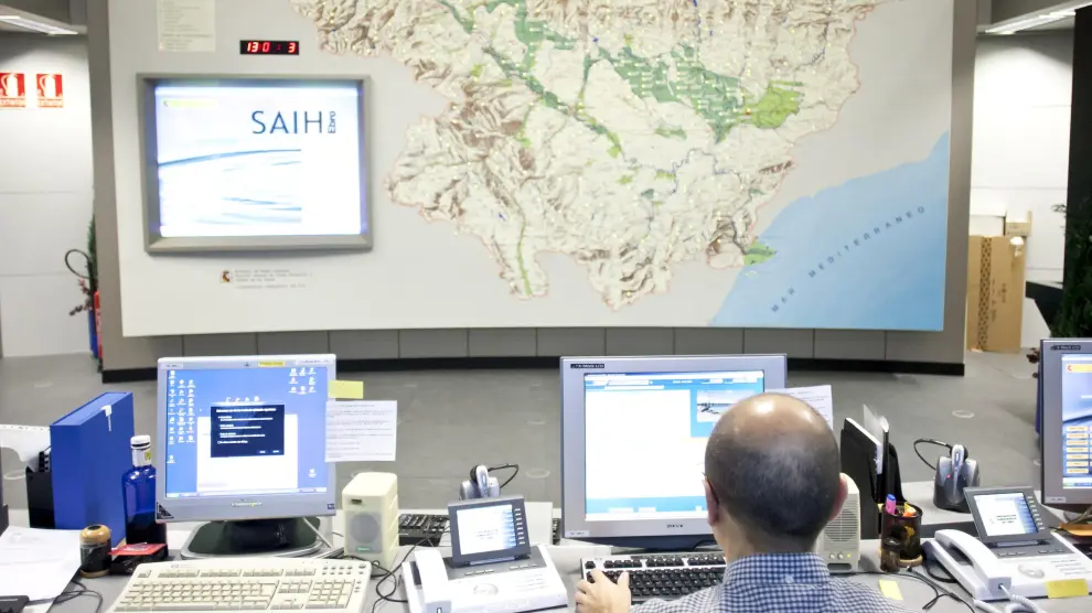 Los cerca de 10.000 datos que las estaciones del SAIH recogen cada 15 minutos se reciben en el centro de proceso de datos, situado en Zaragoza, en la sede de la CHE.