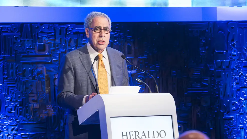 Michael Golden, vicepresidente de 'The New York Times' recibe el premio HERALDO.