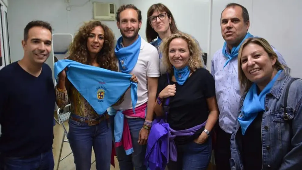 Antes del concierto, Rosario recibió una pañoleta de manos del alcalde de Monzón, Isaac Claver, y de otros miembros de la corporación.
