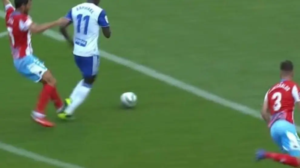 Momento en el que Pita patea con los tacos el talón (tendón de Aquiles) de Dwamena en uno de los tres intentos que hizo para derribarle y evitar el gol al que se dirigía el ariete del Real Zaragoza en el minuto 30 del partido.