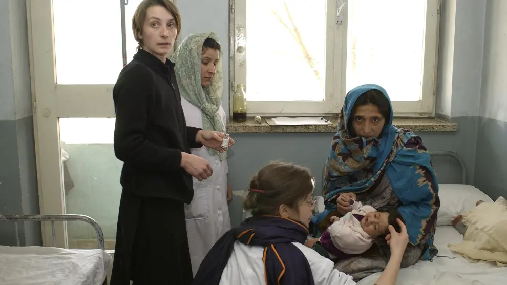 Personal de Médicos sin Fronteras atienden a un bebé afgano en enero de 2002.