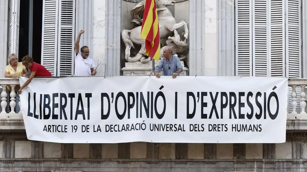 Nueva pancarta en el balcón de la Generalitat