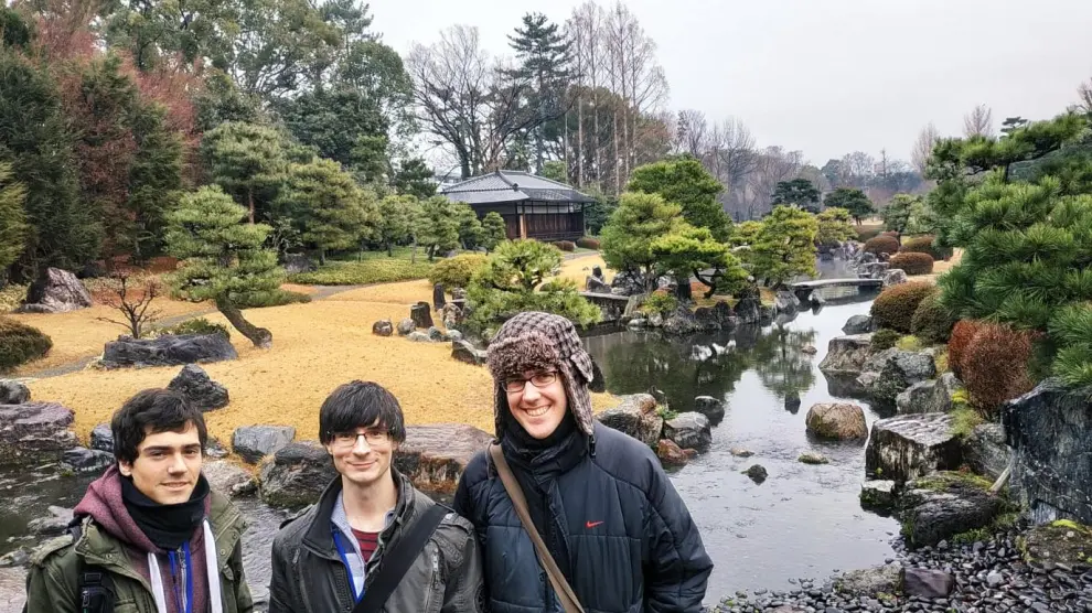 El zaragozano David Gordo (en el centro), de 29 años, en su viaje a Japón.