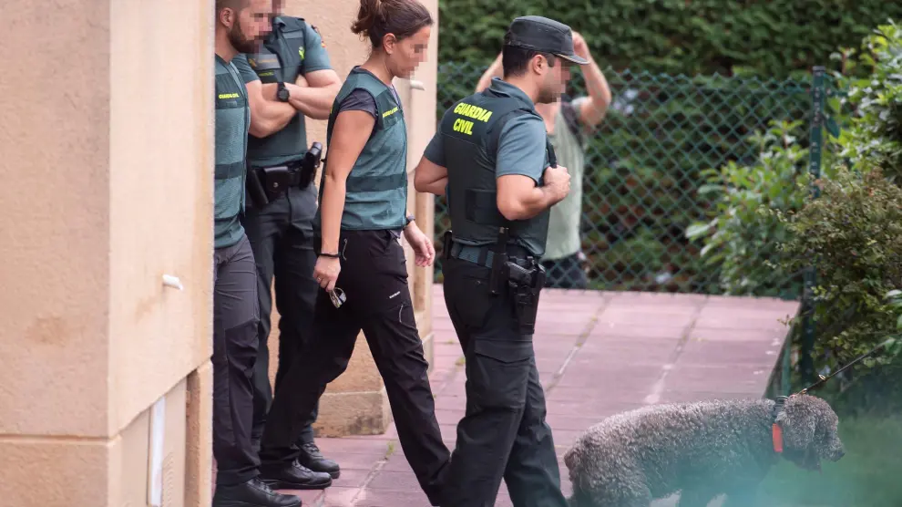 La Guardia Civil ha registrado este martes con perros la vivienda de la mujer detenida tras el hallazgo de la cabeza.