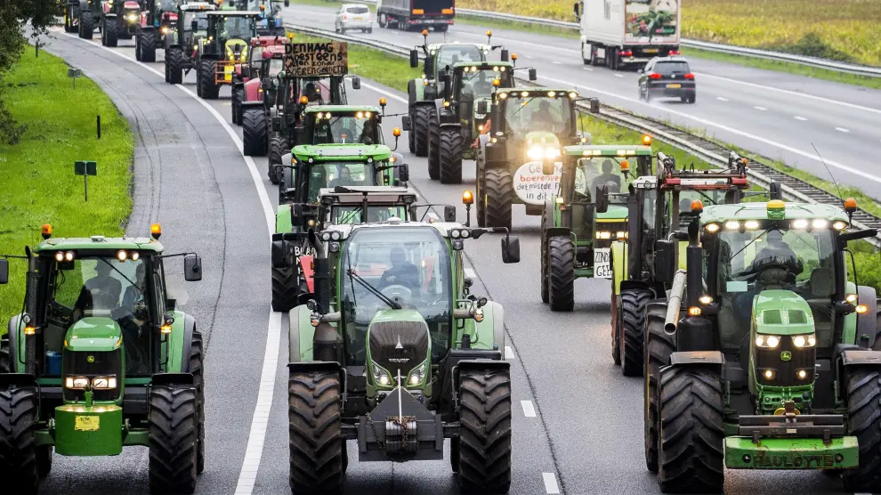Los granjeros sacaron sus tractores a las carreteras.