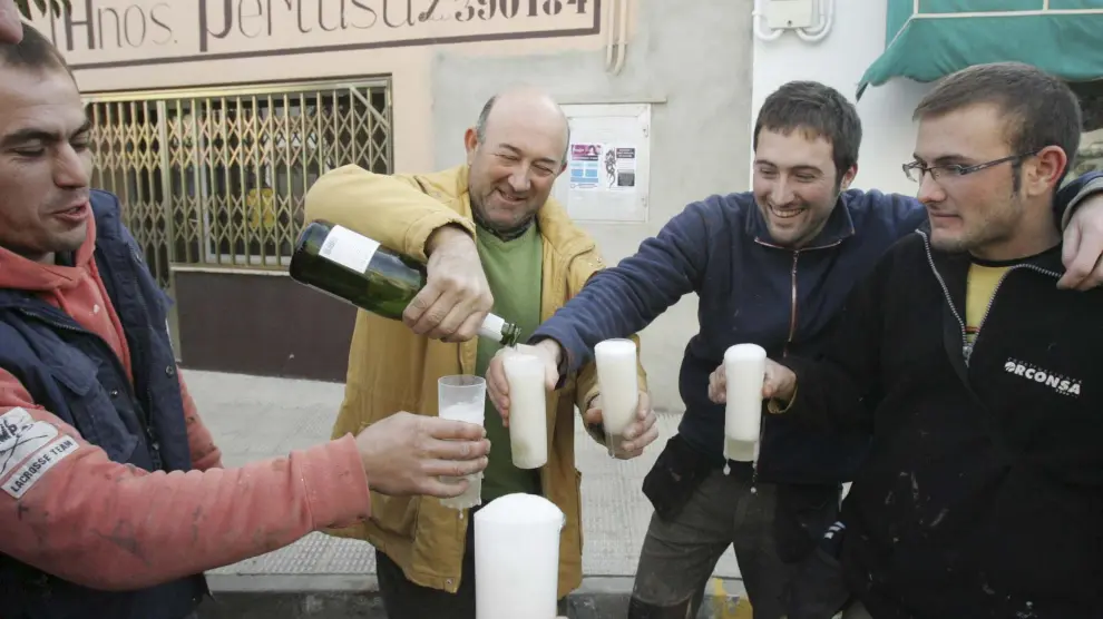 El champán corrió en Grañén en 2011, después de saber que el Gordo de Navidad había tocado íntegro en la localidad.