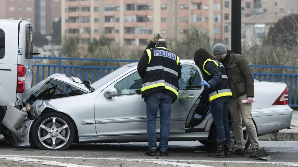 El fugado provocó una colisión múltiple con tres heridos en la Z-30, donde su Mercedes chocó con los vehículos que estaban parados en un semáforo.