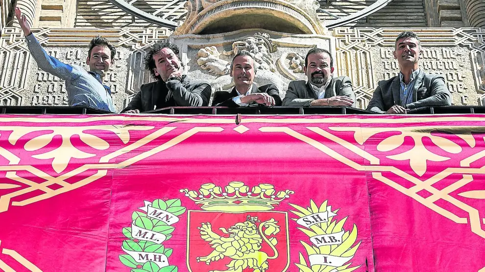 Carlos Marco, Augusto González, Alberto Marco, Fermín Polo y Juan Luis Gracia, el quinteto al completo de B Vocal, este viernes en el balcón del Ayuntamiento.