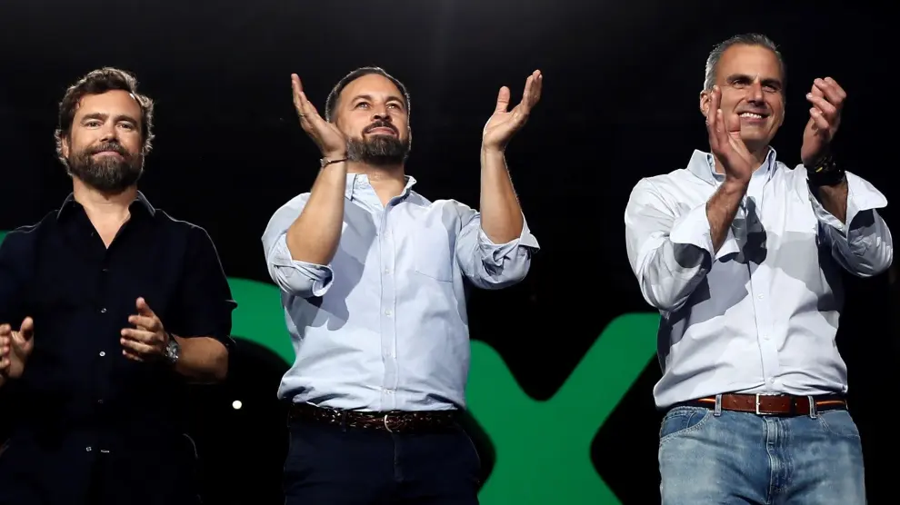 El líder de Vox, Santiago Abascal (c), junto a el secretario general del partido, Javier Ortega Smith (d), y el portavoz en el Congreso, Iván Espinosa (i),