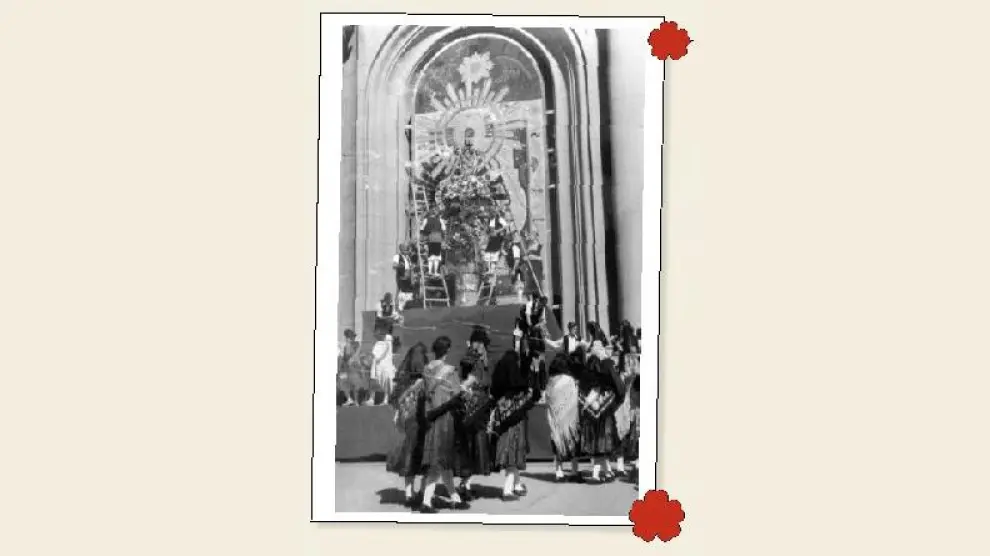 Oferentes al pie de la Virgen, en 1958.