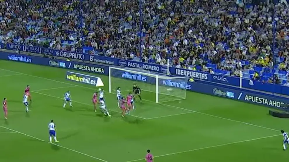 Momento en el que el central del Málaga Lombán cabecea el córner que supuso el segundo gol andaluz el pasado jueves en La Romareda.