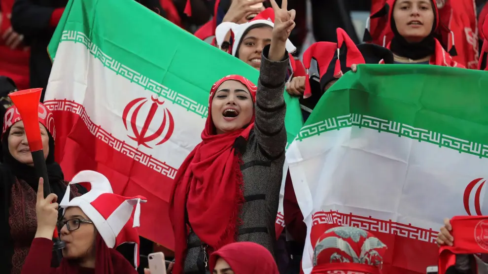 Fotografía de archivo del 10 de noviembre de 2018 de un grupo de seguidoras iraníes durante un partido.
