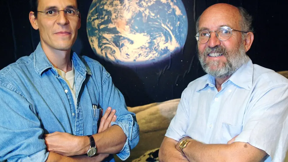 Michel Mayor (derecha) y Didier Queloz, galardonados con el premio Nobel de Física.