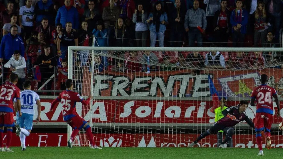 Momento en el que Viguera anotó el 1-0, de penalti, que dio el triunfo del Numancia ante el Real Zaragoza el año pasado en Los Pajaritos, justo el 13 de octubre, misma fecha en la que se jugará este duelo un año después.