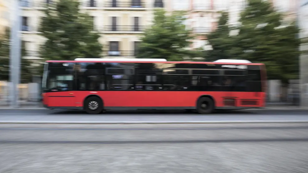 Un autobús urbano circula por el paseo de la Independencia.