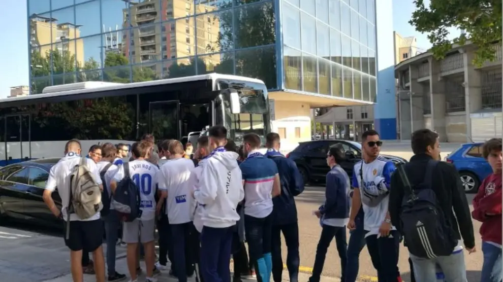 Uno de los grupos de seguidores zaragocistas, en La Romareda, lugar de salida de los autobuses hacia Soria para asistir este domingo al Numancia-Real Zaragoza.
