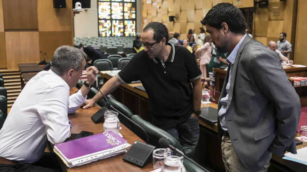 Fernando Rivarés, Alberto Cubero y Horacio Royo, en la comisión de Hacienda del Ayuntamiento de Zaragoza.