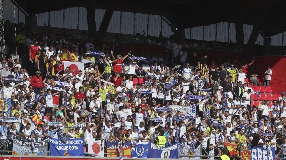 Una parte de los 2.000 seguidores zaragocistas que se dieron cita el pasado domingo en el estadio Los Pajaritos de Soria para animar al Real Zaragoza ante el Numancia.
