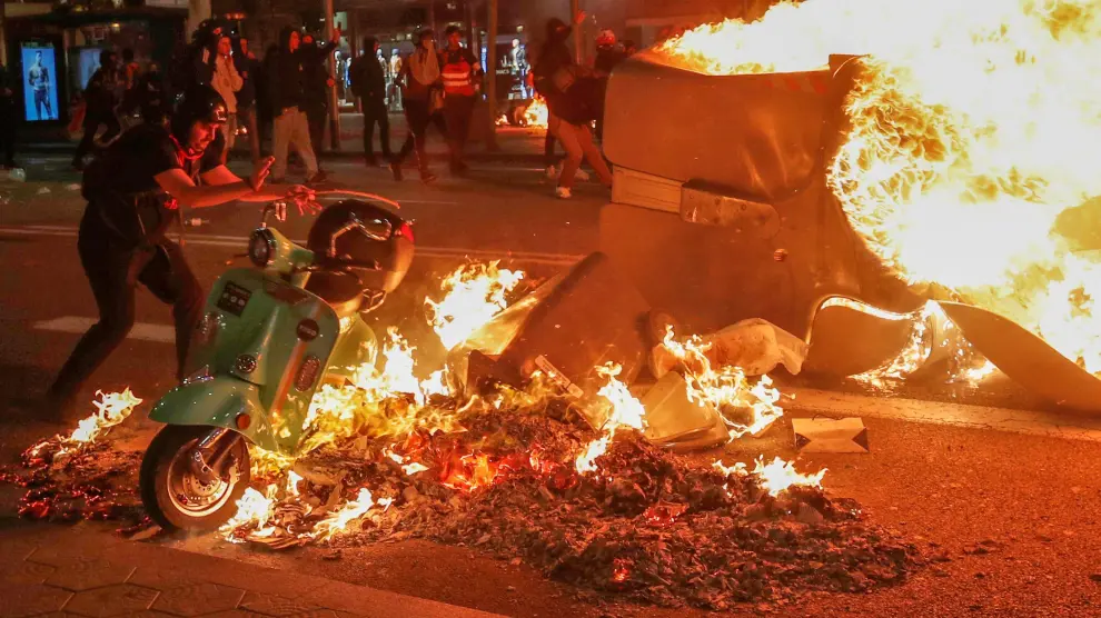 Los manifestantes han quemado mobiliario urbano y también vehículos particulares se han visto afectados por el fuego.