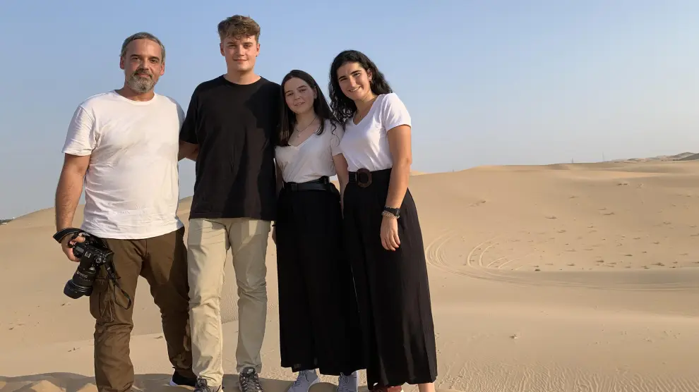 Los estudiantes zaragozanos, durante su visita al desierto de Abu Dhabi