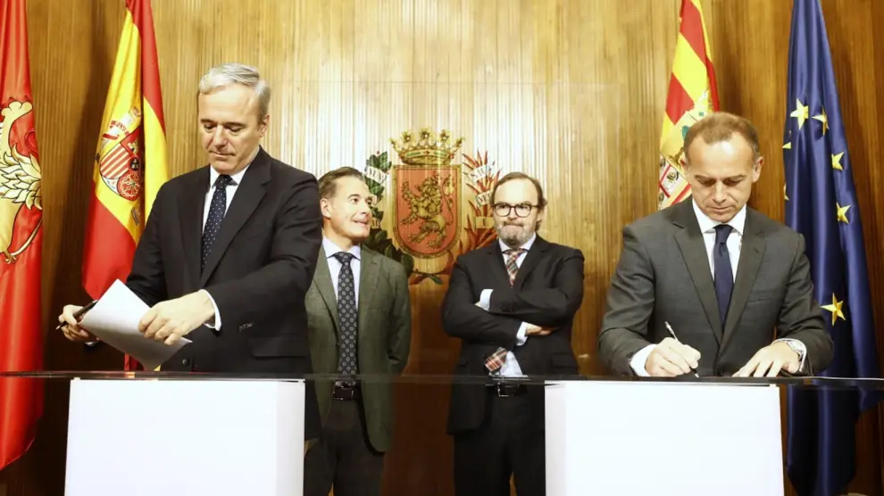 El alcalde de ZAragoza, Jorge Acón, y el presidente del Real Zaragoza, Christian Lapetra, este viernes en la firma del convenio.