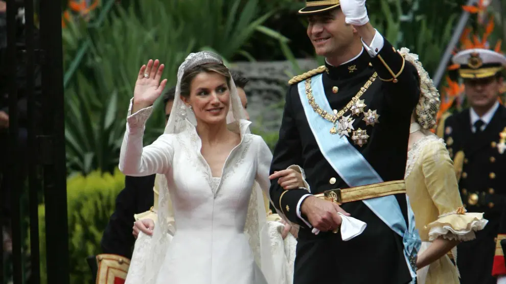 La Reina, el día de su boda vestida por Pertegaz.