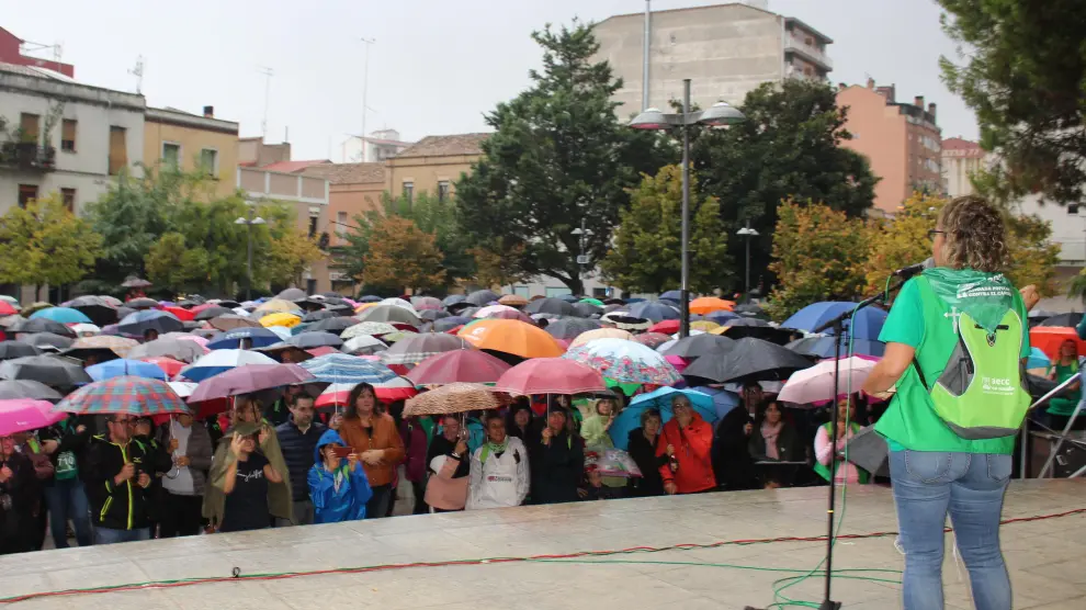 Concentración en la plaza de España antes de emprender el paseo contra el cáncer.