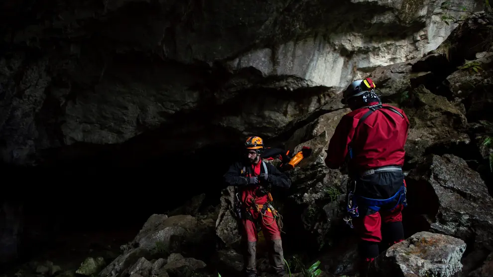 Dispositivo de rescate de los cuatro espeleólogos portugueses en la cueva cántabra de Cueto.