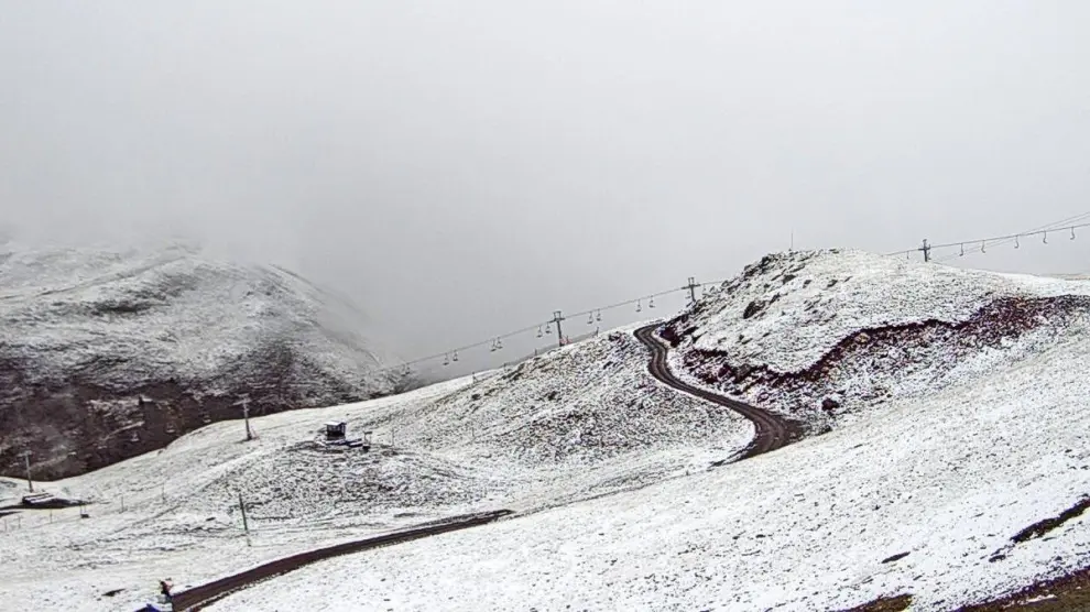 Imagen de esta mañana de lunes de la estación de Astún con las cumbres cubiertas de nieve.