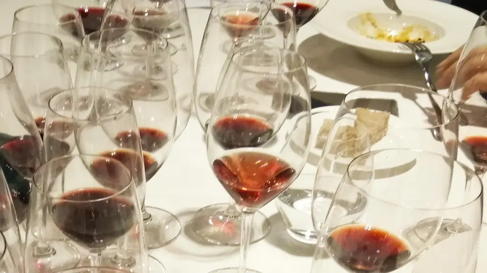 Copas con los trece vinos de Urbezo que se degustaron.