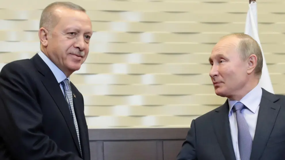 Putin y Erdogan se saludan al inicio de su reunión en Sochi.