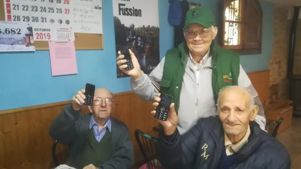 Félix, Eladio y Basilio, vecinos de El Frago con sus teléfonos nuevos.