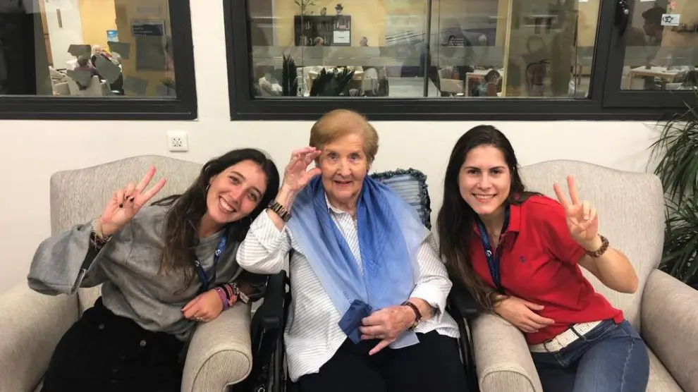 Voluntarias y una usuaria del programa Adopta un abuelo en Zaragoza.