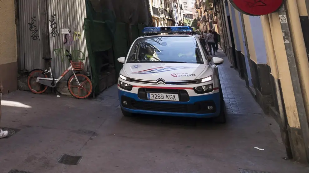 Un coche patrulla de la Policía Local, en la zona de Pignatelli.