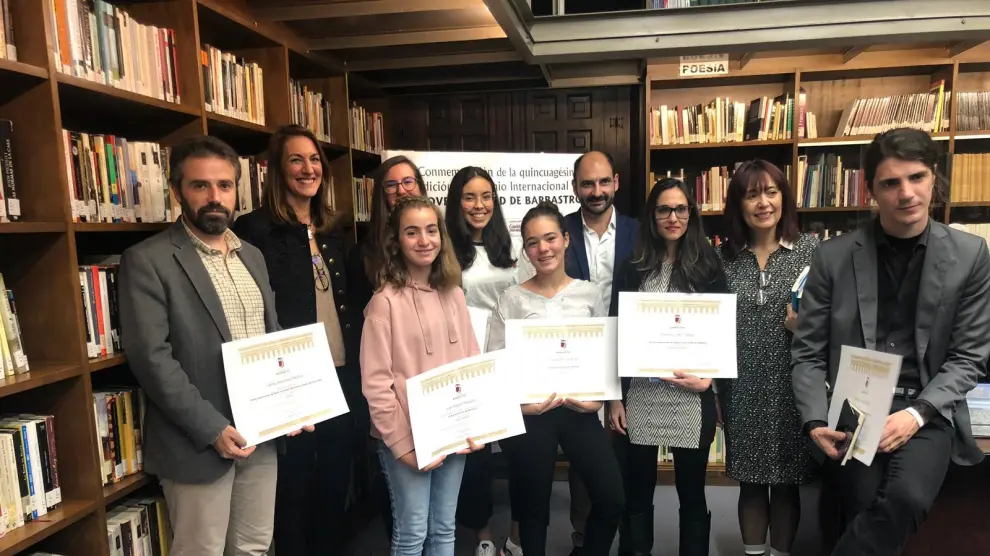 Foto de familia de los premiados en el Certamen Literario de Barbastro 2019.