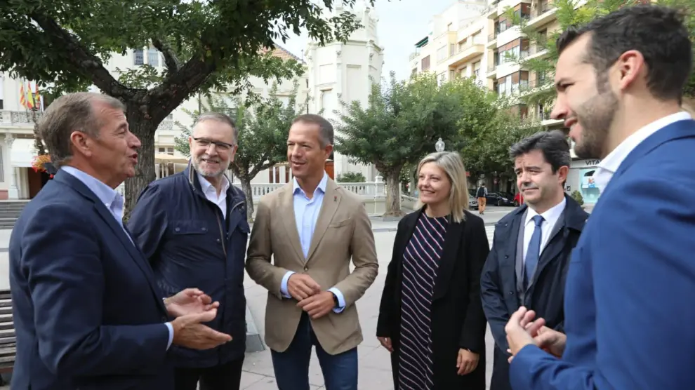 Ander Gil, en el centro de la fotografía, junto a líderes socialistas de la provincia de Huesca.