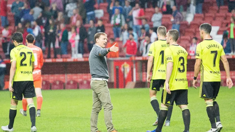 Final del partido en Gijón este pasado domingo, con 4-0 adverso para el Real Zaragoza. Alberto Belsué, el delegado, consuela a los jugadores camino de los vestuarios.