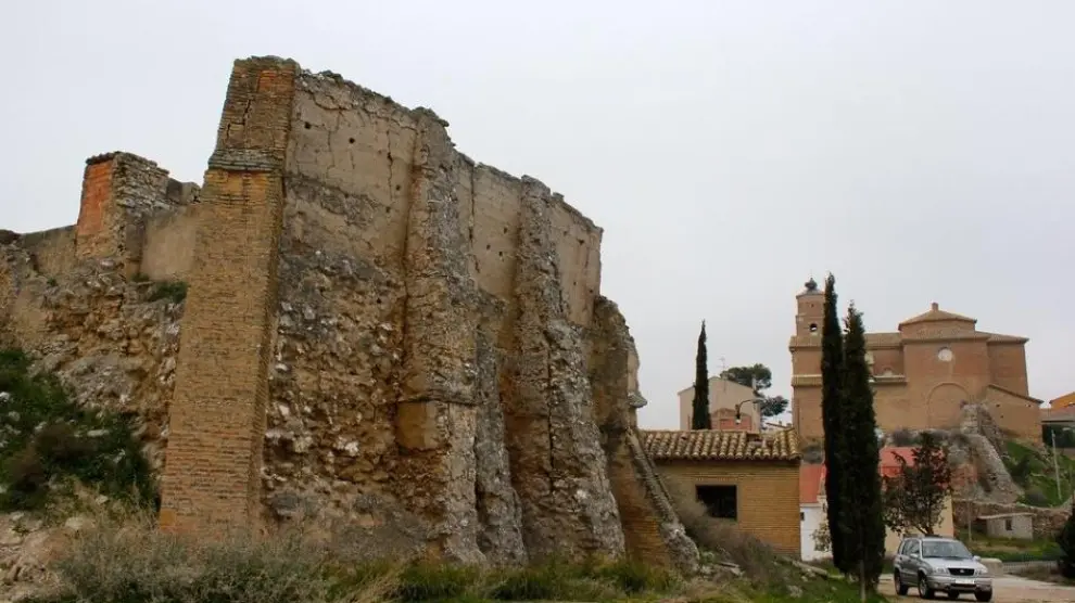 Parte de la muralla del castillo que sirve de cerramiento al cementerio.