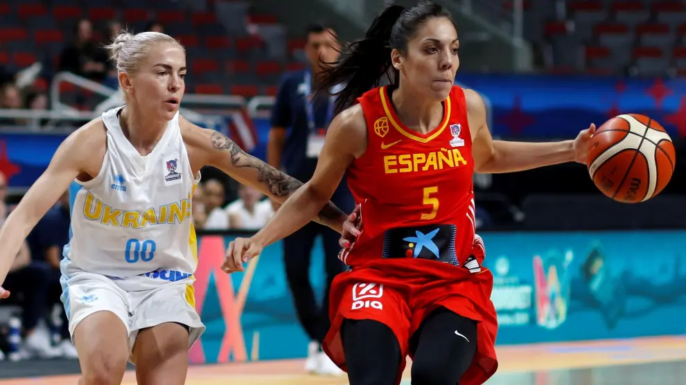 Cristina Ouvina en una acción ante Arisa Bilotserkivska de Ucrania en el Eurobasket 2019.